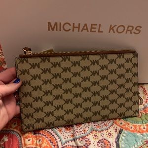 Michael Kors Large zip Clutch Wristlet